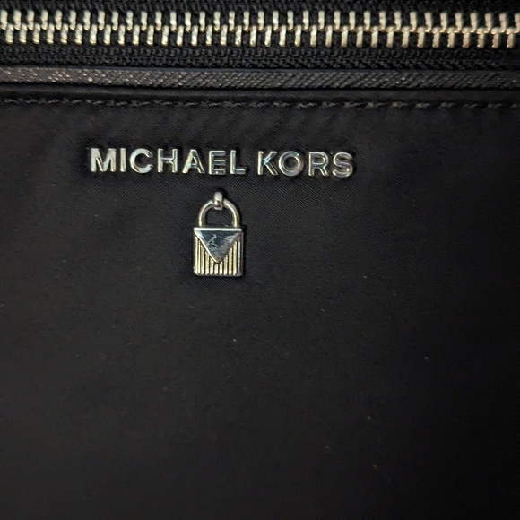 Michael Kors Kelsey crossbody bag. - Picture 9 of 16